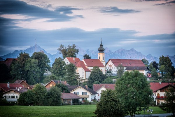 Dorfansicht von Wildsteig mit den Alpen im Hintergrung